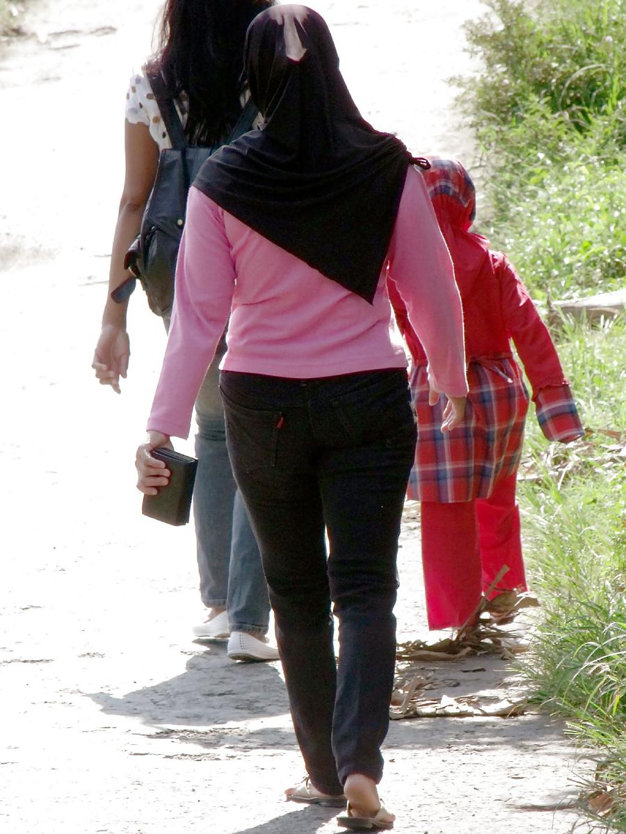 23P Sexy Girl in Hijab & Tight Jeans