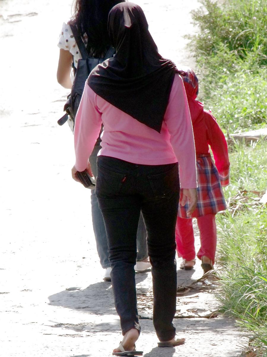 23P Sexy Girl in Hijab & Tight Jeans