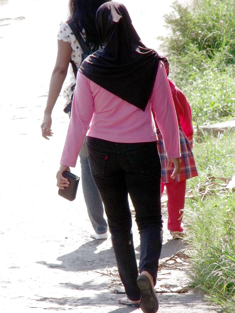 23P Sexy Girl in Hijab & Tight Jeans