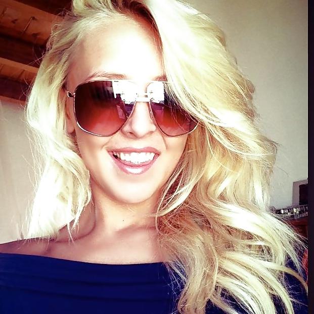 17P Sexy blondes to wank over