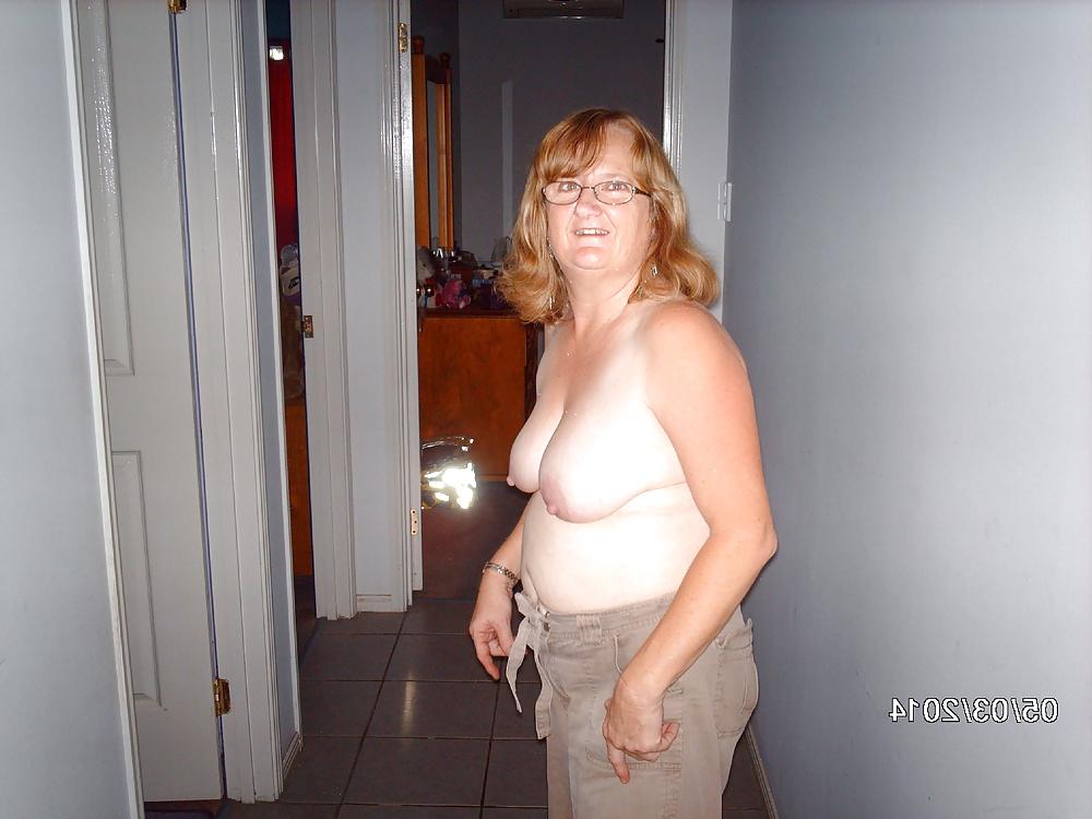 6P The horny housewife topless
