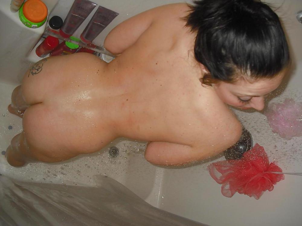 25P Sexy Amateur Girl Spills Milk Over Her Body And Pussy