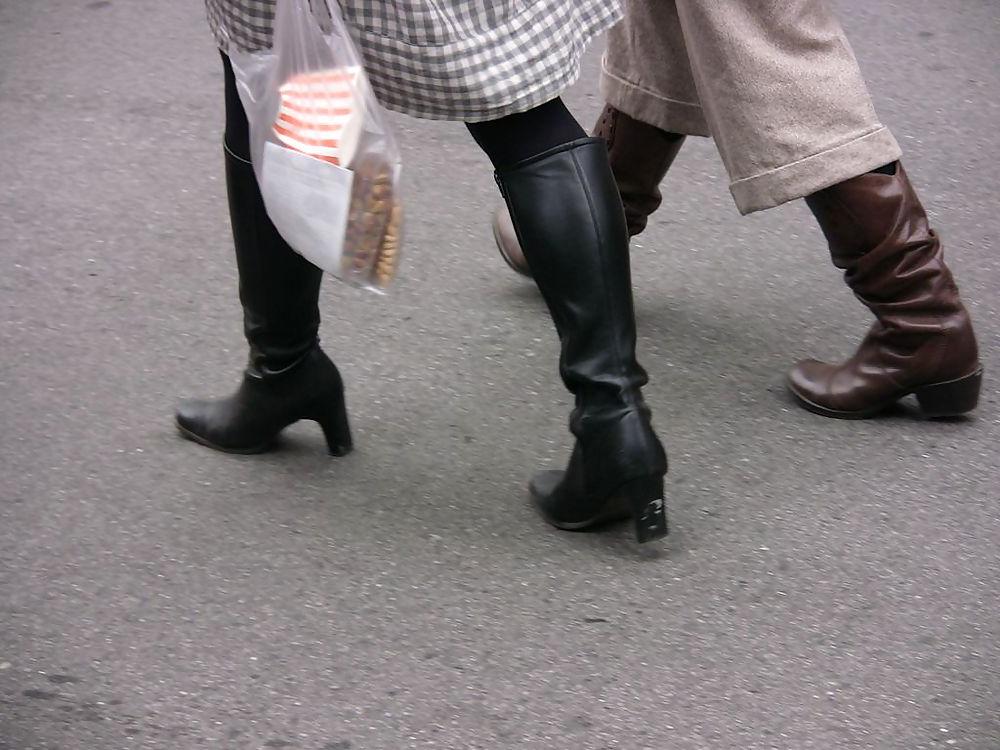 19P Japanese Candids - Feet on the Street 04