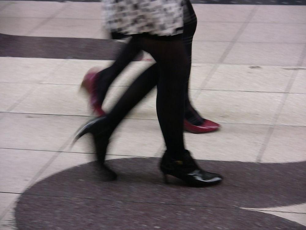 19P Japanese Candids - Feet on the Street 04