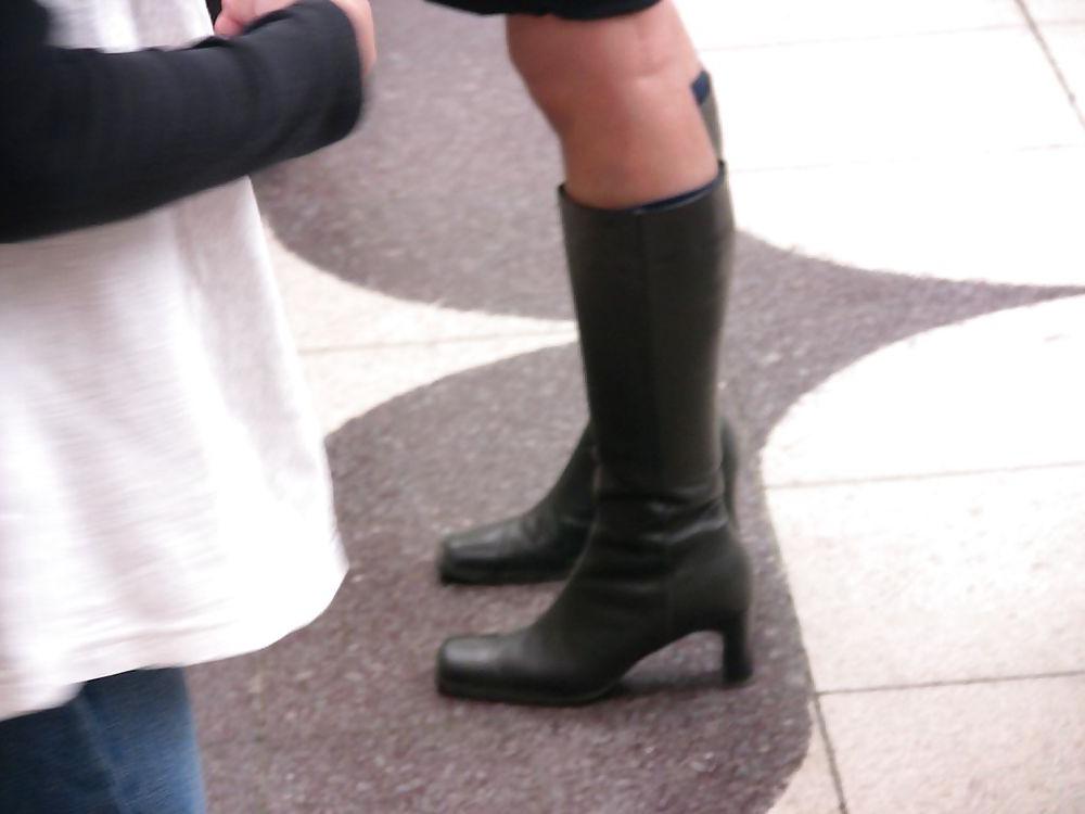 19P Japanese Candids - Feet on the Street 04