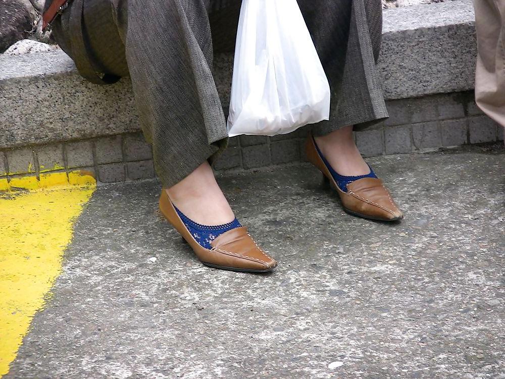 19P Japanese Candids - Feet on the Street 04