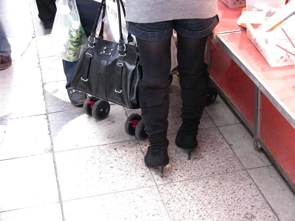19P Japanese Candids - Feet on the Street 04