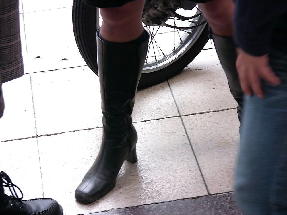 19P Japanese Candids - Feet on the Street 04