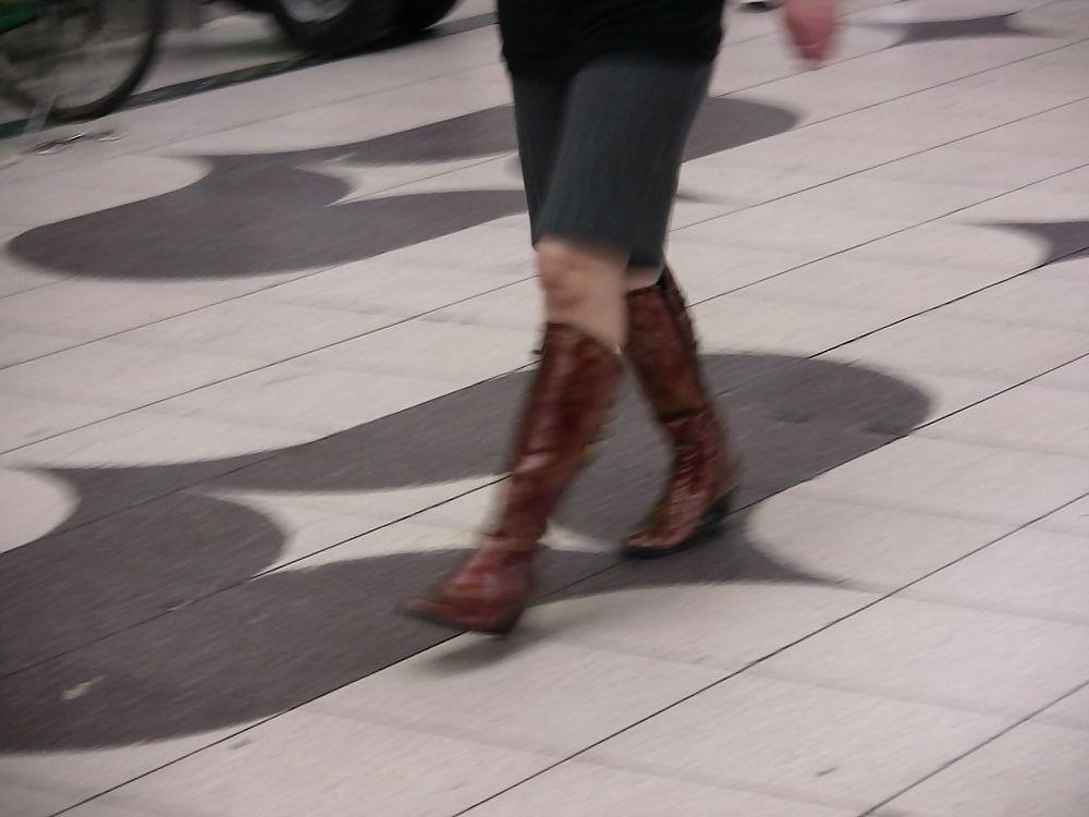 19P Japanese Candids - Feet on the Street 04