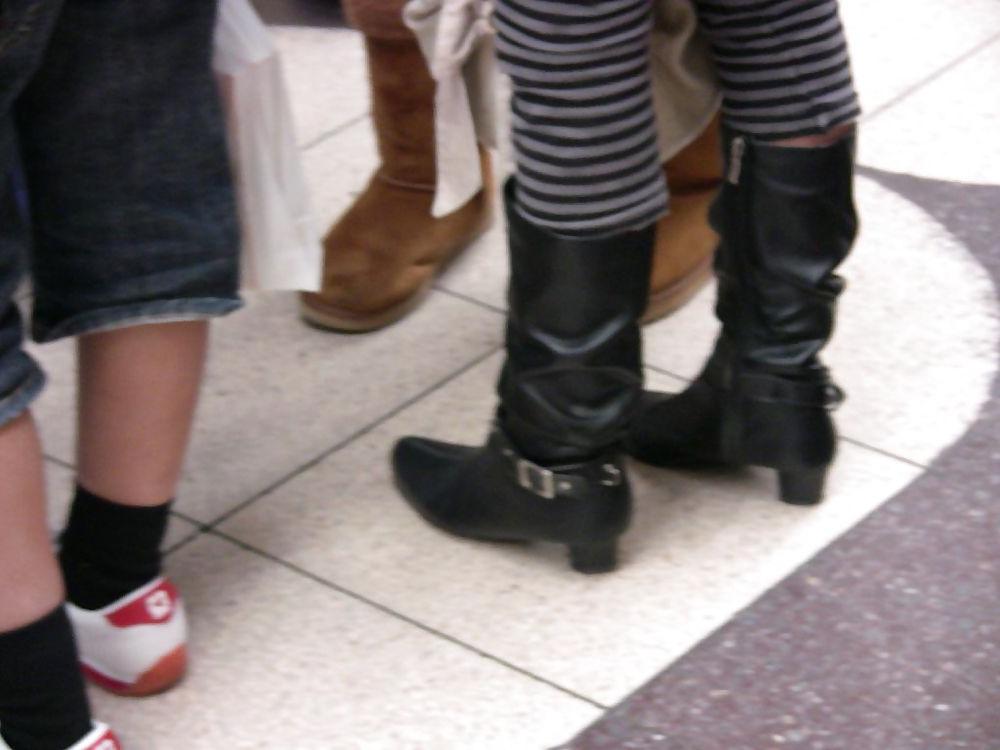 19P Japanese Candids - Feet on the Street 04