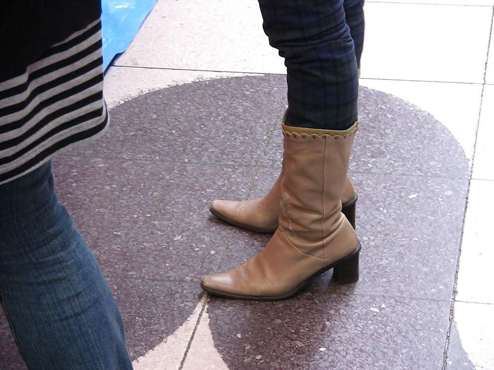 19P Japanese Candids - Feet on the Street 04