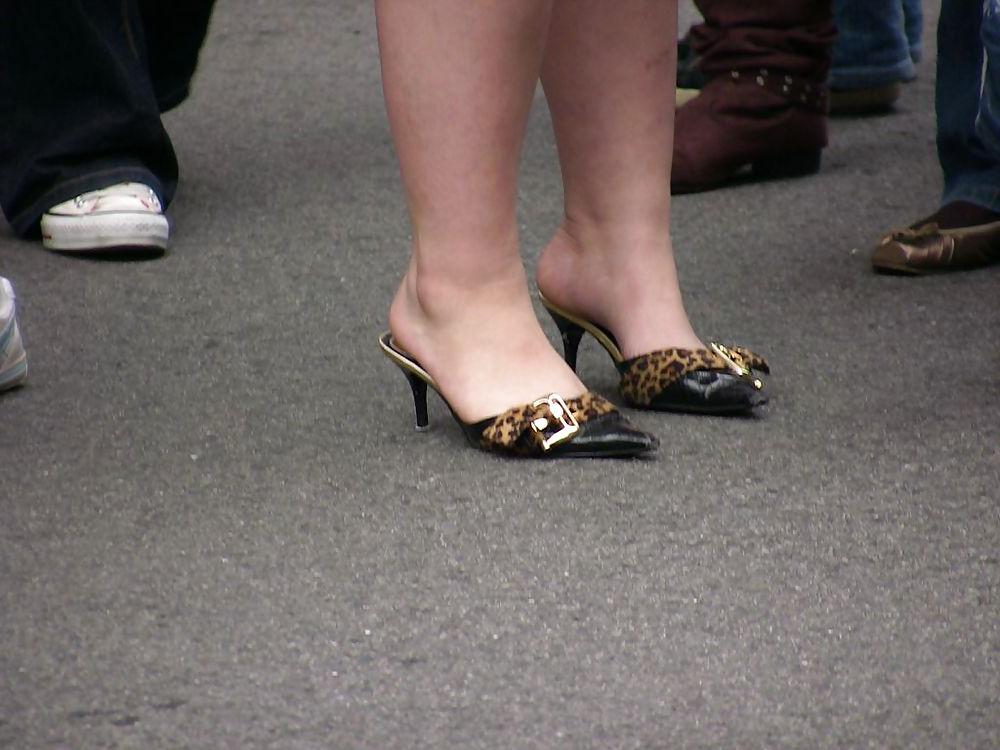 19P Japanese Candids - Feet on the Street 04