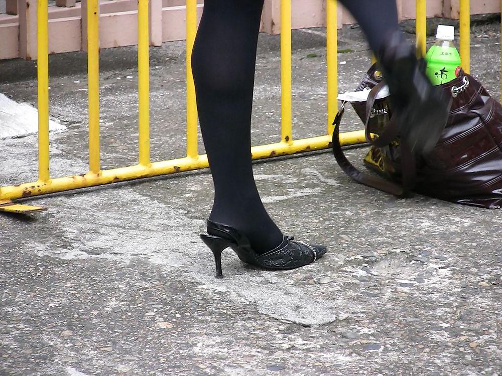 19P Japanese Candids - Feet on the Street 04