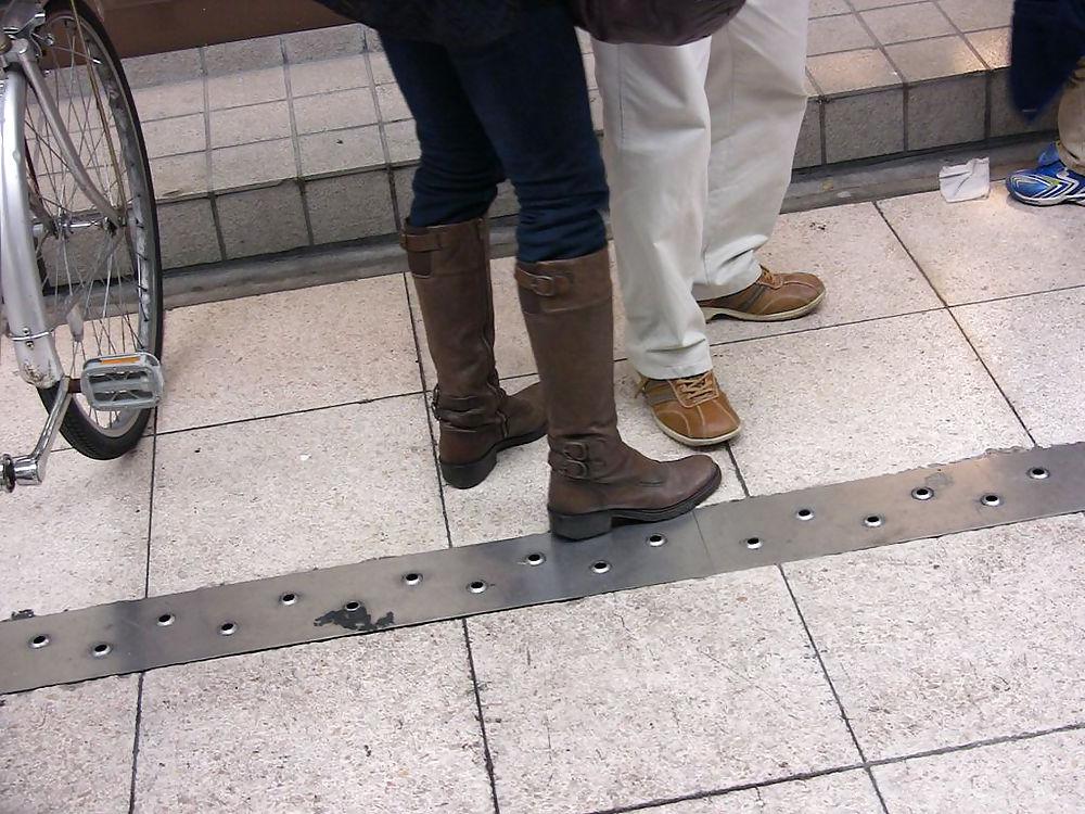 19P Japanese Candids - Feet on the Street 04