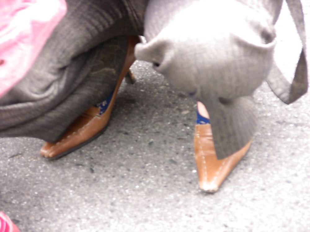 19P Japanese Candids - Feet on the Street 04