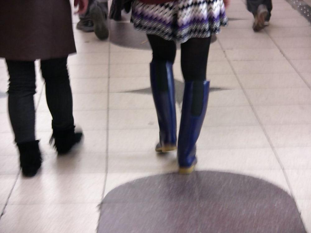 19P Japanese Candids - Feet on the Street 04