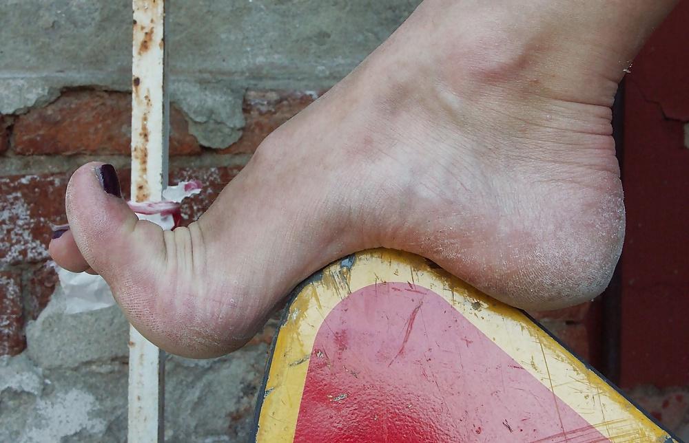 25P Barefoot urban, dirty streets 1