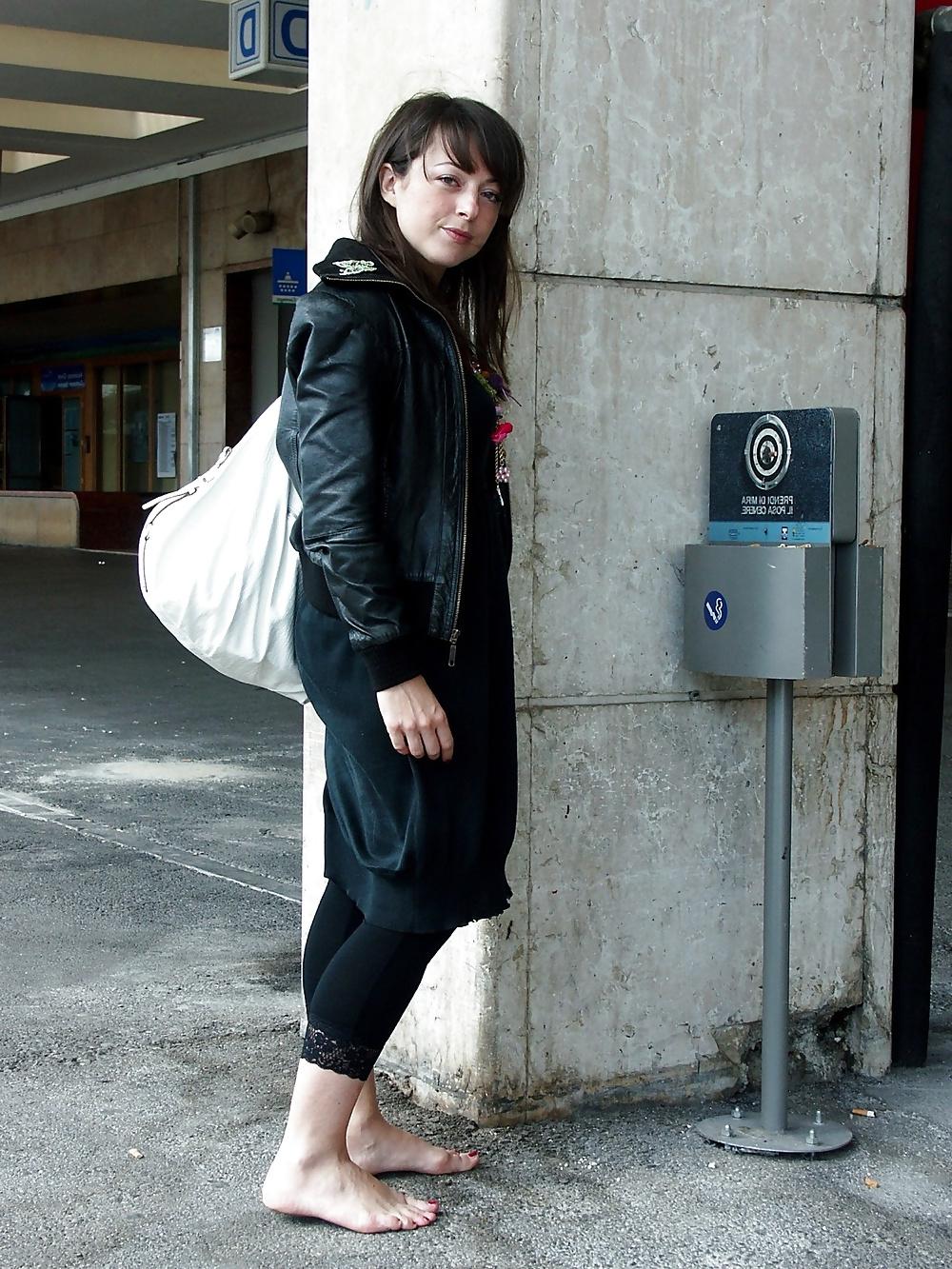 25P Barefoot urban, dirty streets 1
