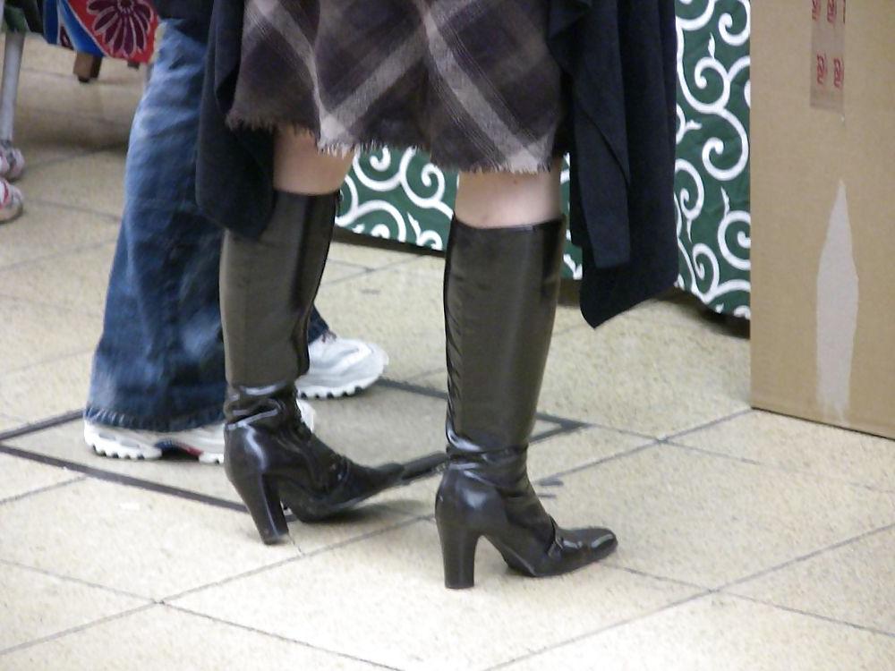 20P Japanese Candids - Feet on the Street 06