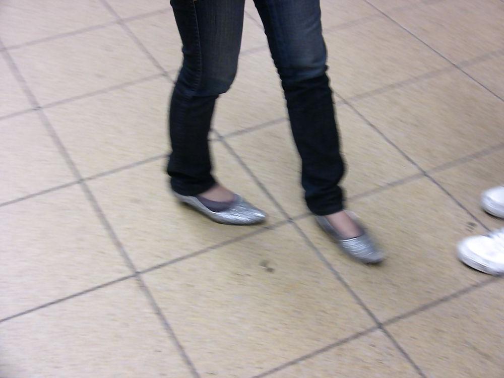 20P Japanese Candids - Feet on the Street 06