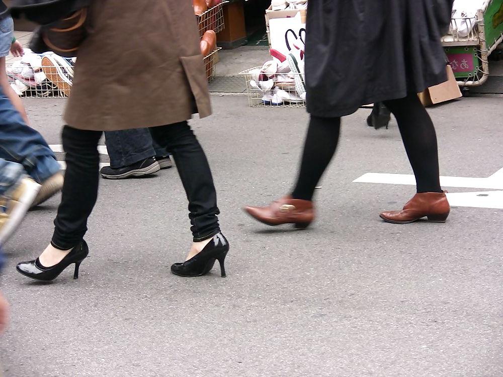 20P Japanese Candids - Feet on the Street 06