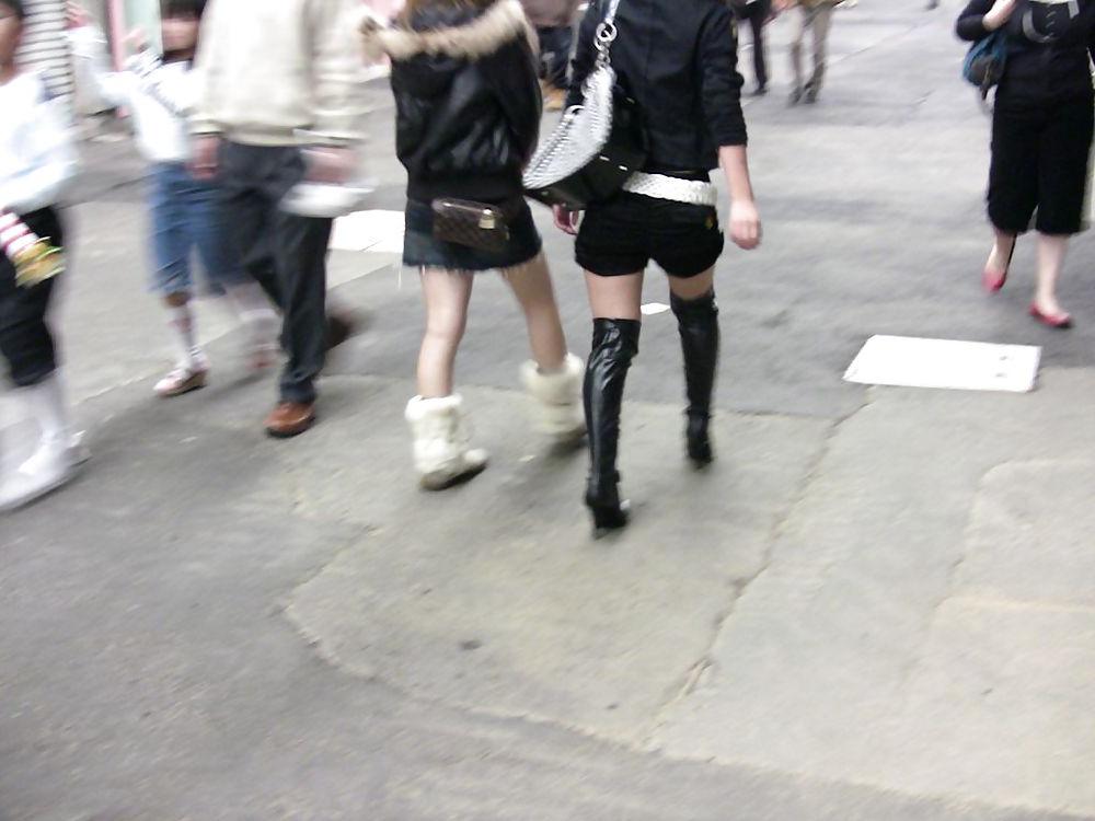 20P Japanese Candids - Feet on the Street 06
