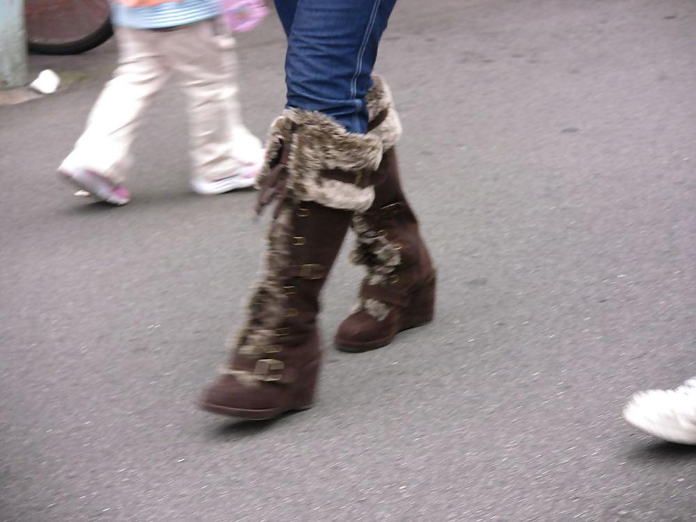 20P Japanese Candids - Feet on the Street 06