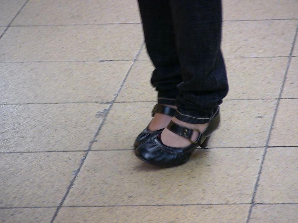 20P Japanese Candids - Feet on the Street 06