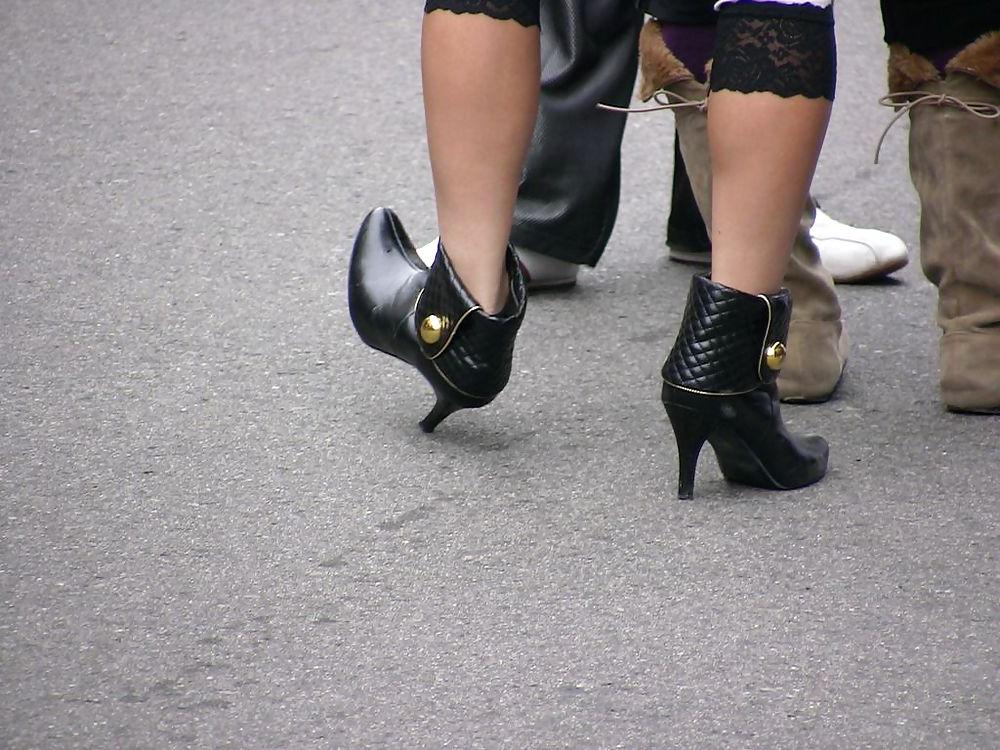 23P Japanese Candids - Feet on the Street 05