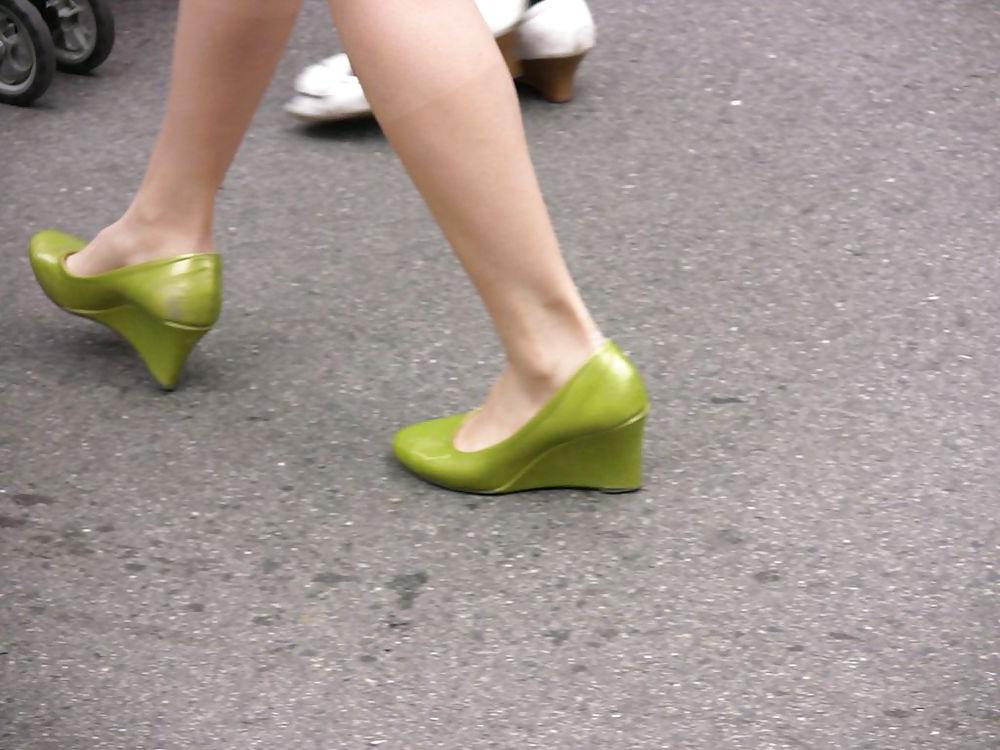 23P Japanese Candids - Feet on the Street 05