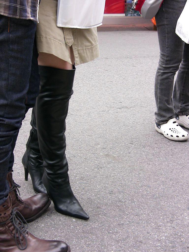 23P Japanese Candids - Feet on the Street 05