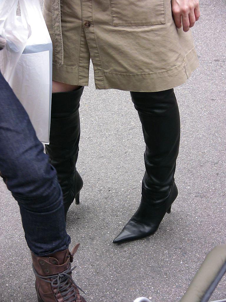 23P Japanese Candids - Feet on the Street 05