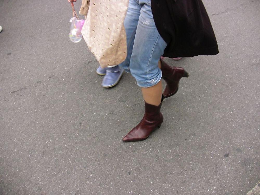 23P Japanese Candids - Feet on the Street 05