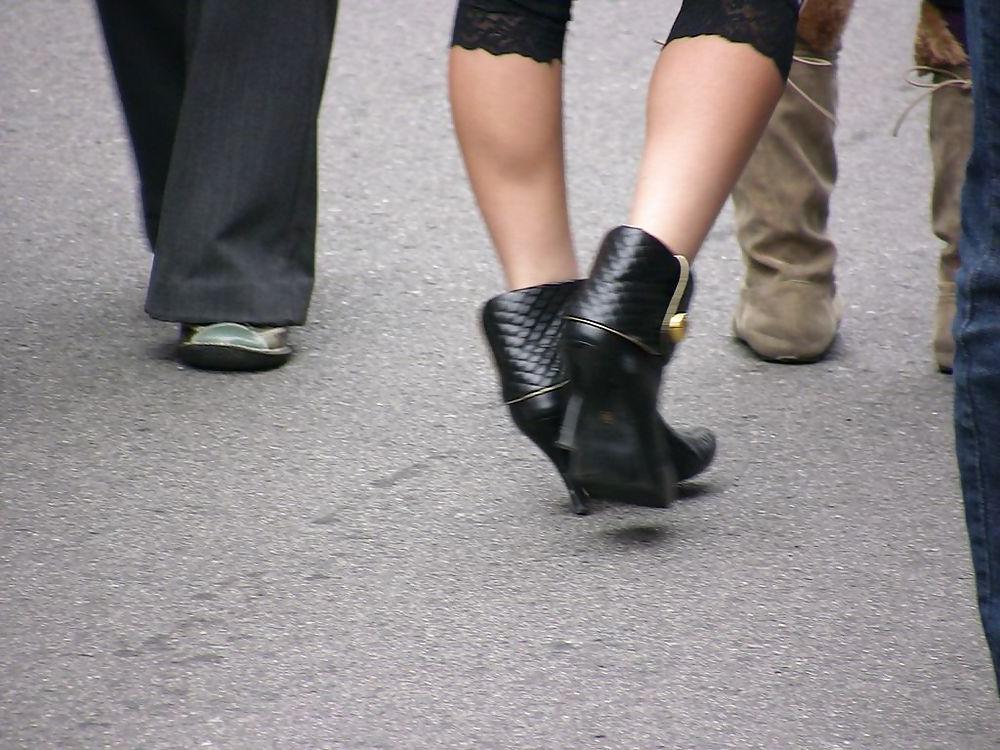 23P Japanese Candids - Feet on the Street 05