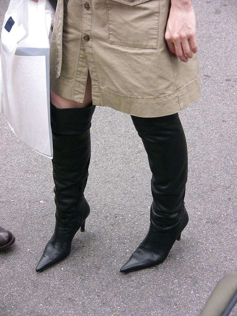 23P Japanese Candids - Feet on the Street 05