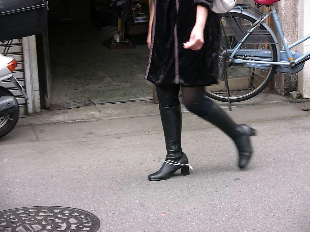 23P Japanese Candids - Feet on the Street 05