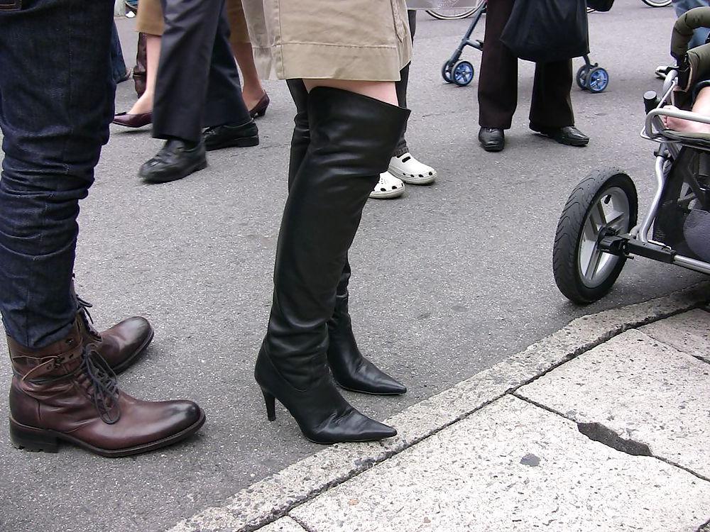23P Japanese Candids - Feet on the Street 05