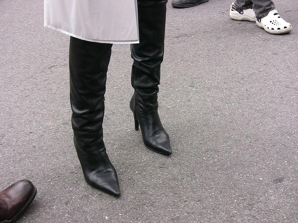 23P Japanese Candids - Feet on the Street 05