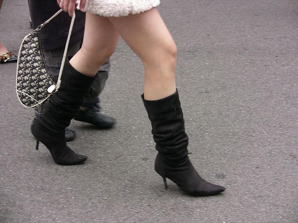 23P Japanese Candids - Feet on the Street 05