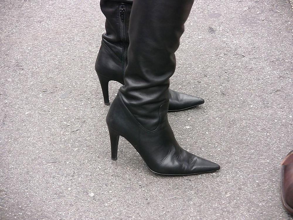 23P Japanese Candids - Feet on the Street 05