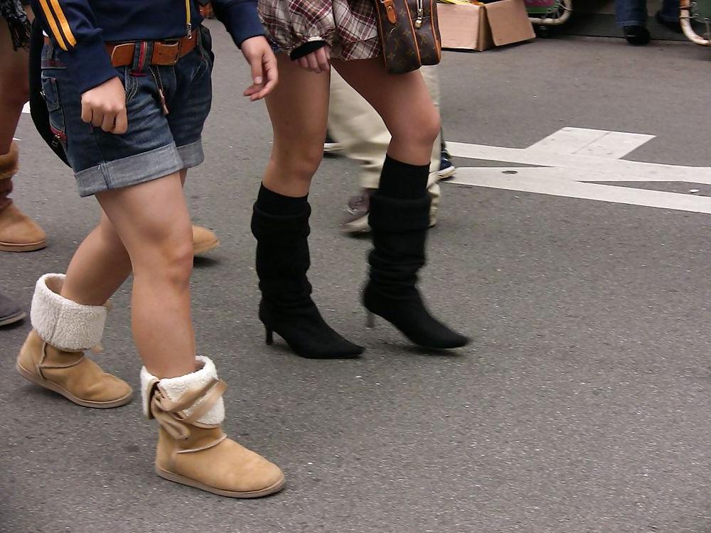 23P Japanese Candids - Feet on the Street 05