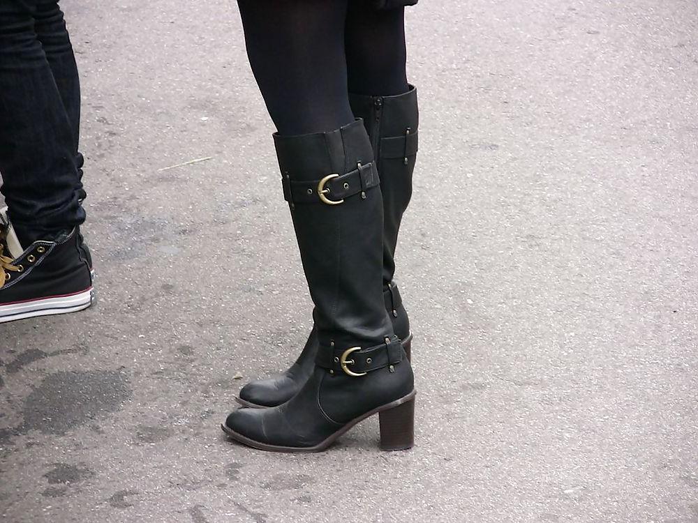 23P Japanese Candids - Feet on the Street 05