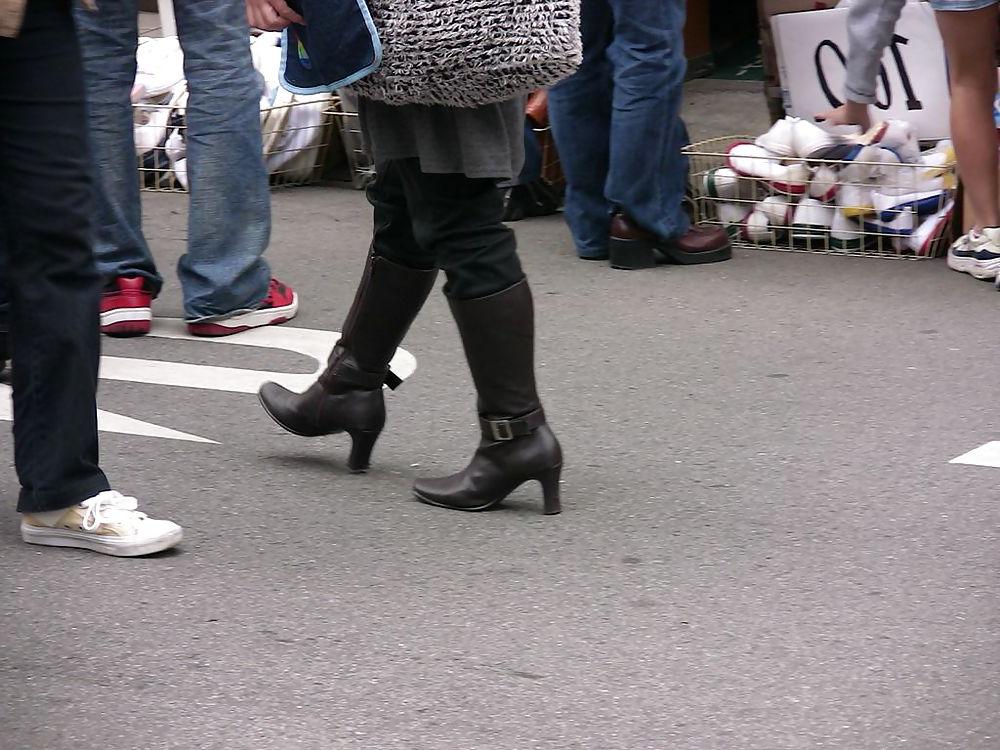 23P Japanese Candids - Feet on the Street 05