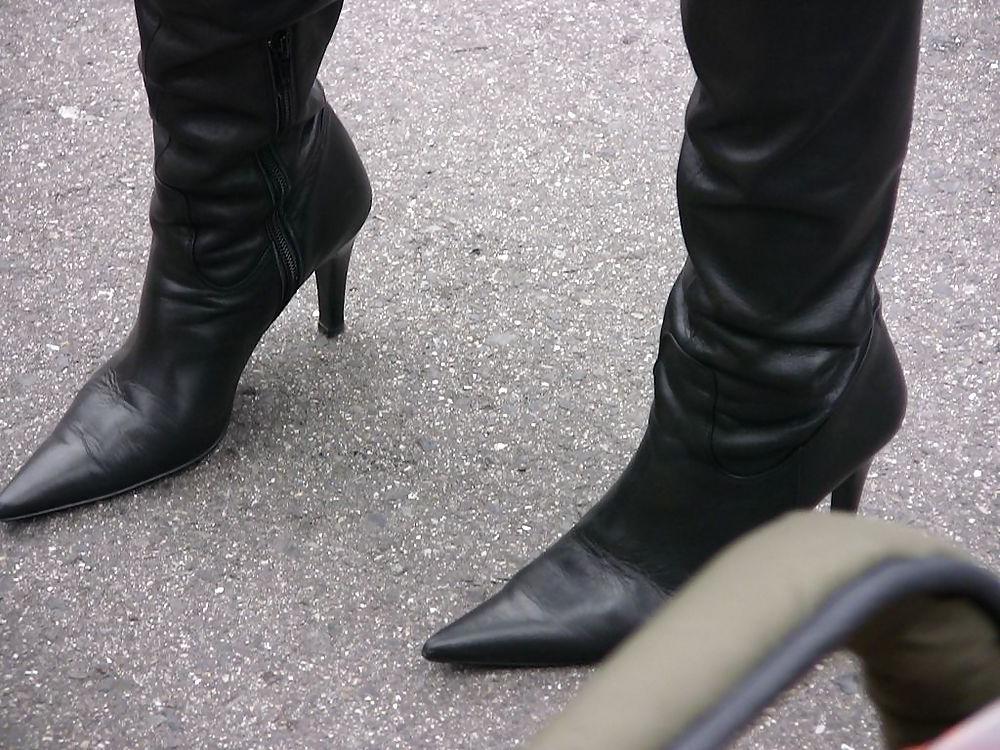 23P Japanese Candids - Feet on the Street 05