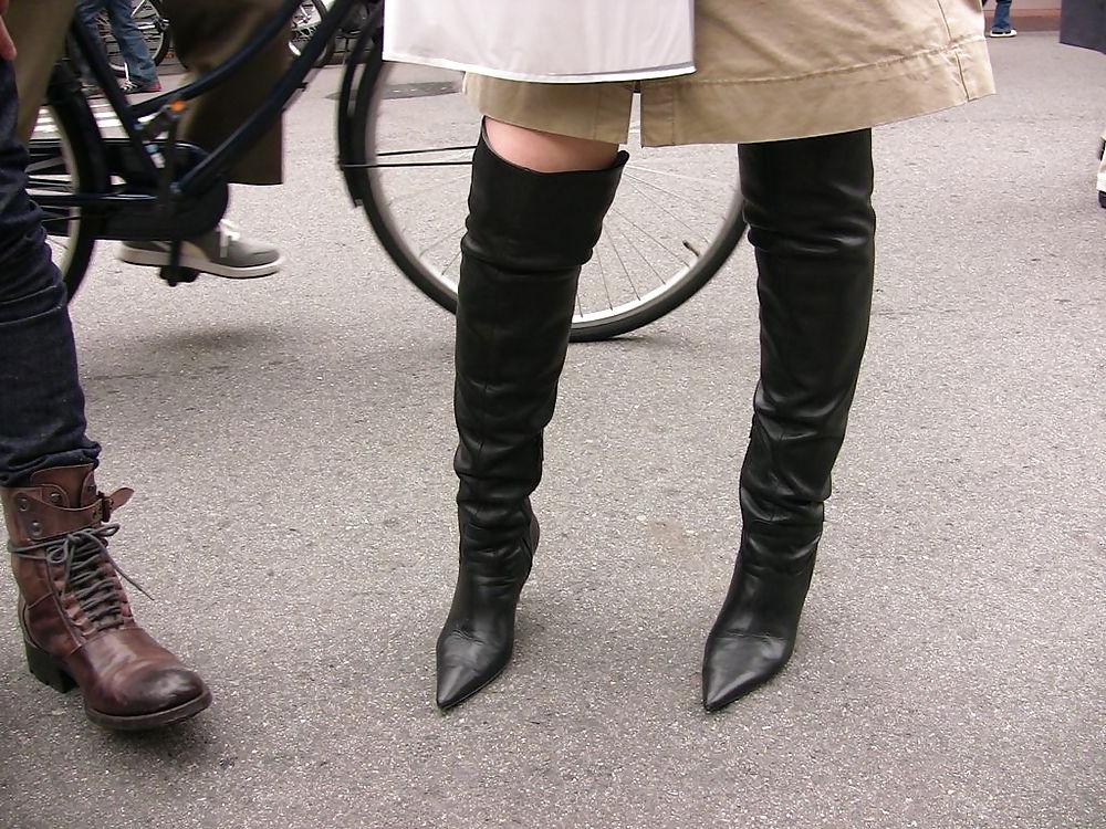 23P Japanese Candids - Feet on the Street 05
