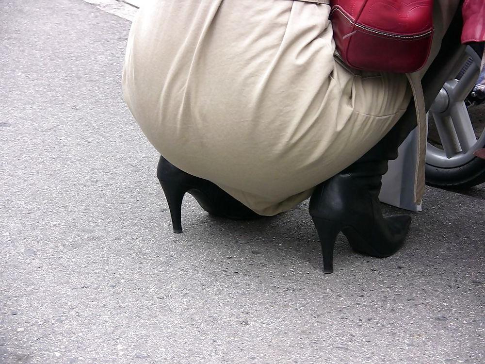 23P Japanese Candids - Feet on the Street 05
