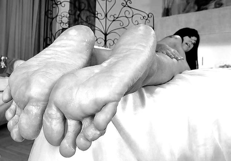 25P Over 30 BareFoot Beauties