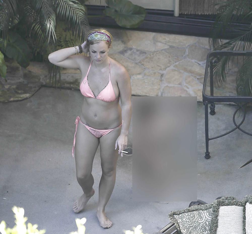 12P BRITNEY SPEARS ASS N FEET TO JERKOFF N CUM OVER