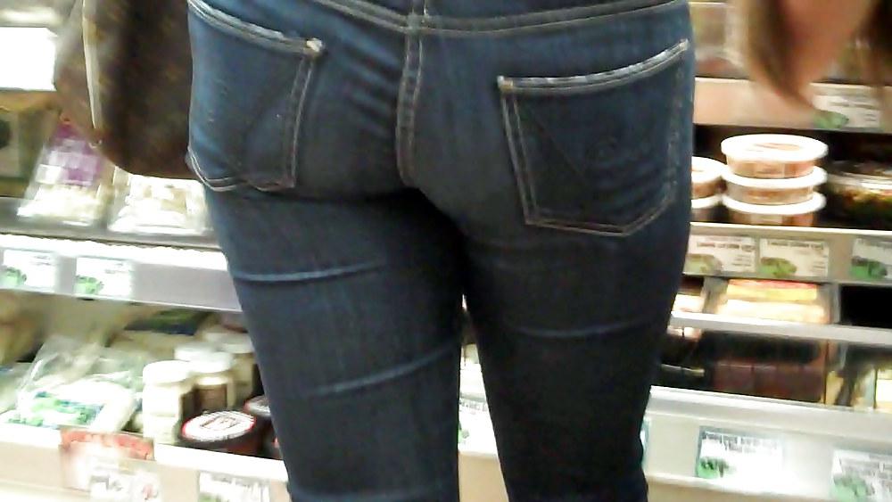25P Mall ass & butts spending cash on jeans