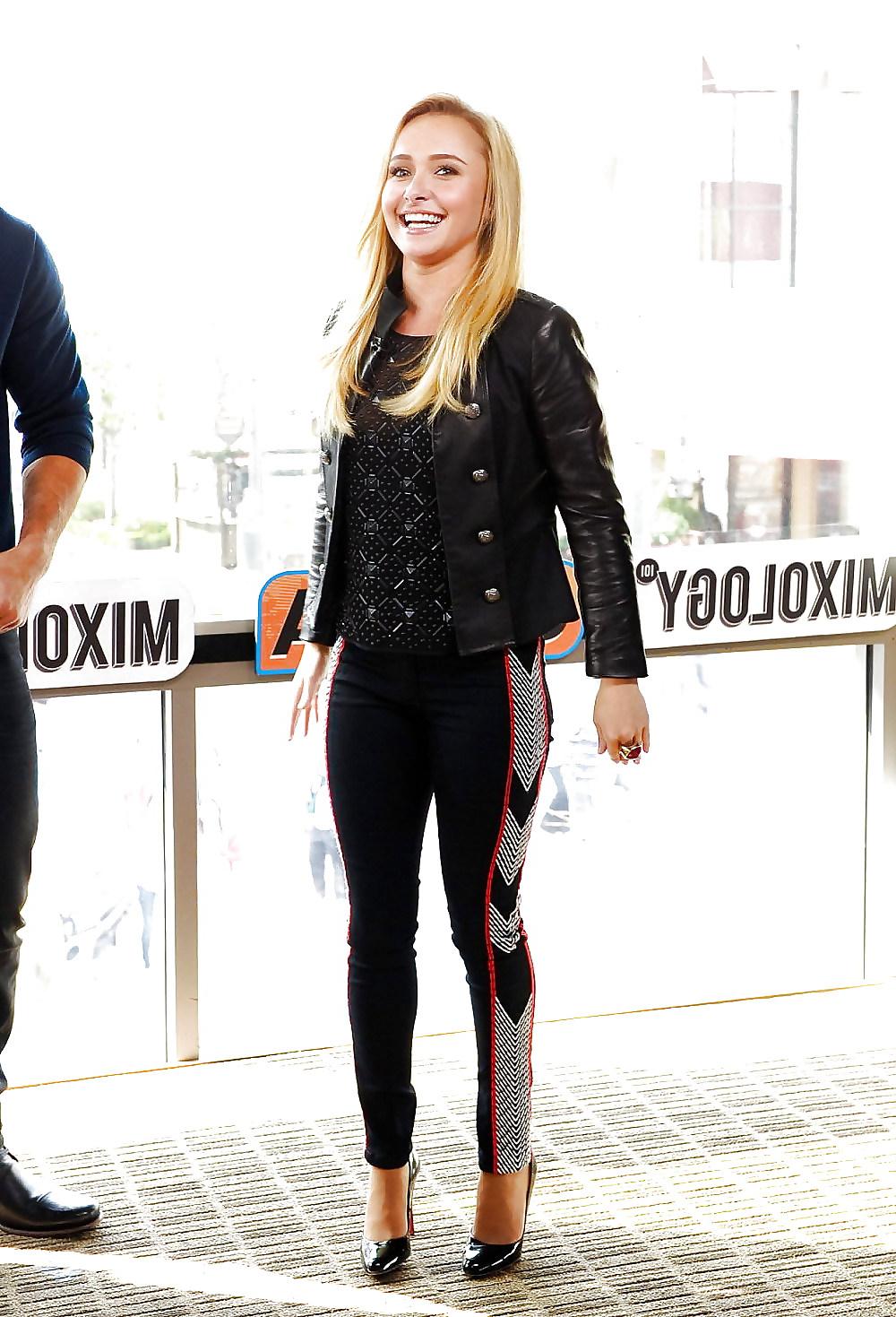 25P Hayden Panettiere Enjoying jerking over this cute blonde :)